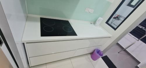 cocina con fogones blancos. en Jazz Service Suites 2 bedroom 35-1 by Yen's Sojourn, en Bagan Jermal