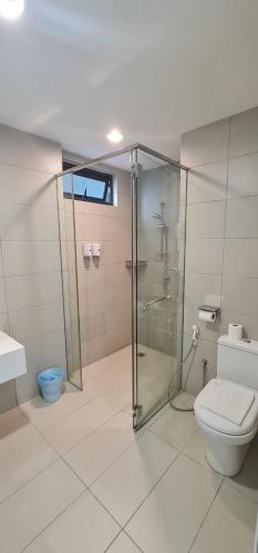 Ένα μπάνιο στο Jazz Service Suites 2 bedroom 35-1 by Yen's Sojourn