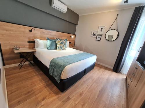 ein Hotelzimmer mit einem Bett und einem Schreibtisch in der Unterkunft MINT Hotel 84 on Katherine in Johannesburg