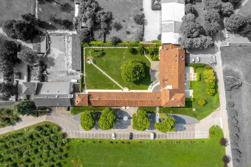 an overhead view of a building with a yard at Villa I Pini in Malo