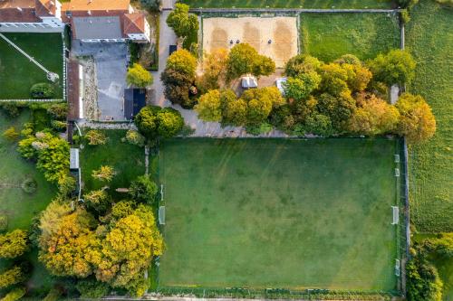 an overhead view of a large green field with trees at Hotel Villa I Pini in Malo