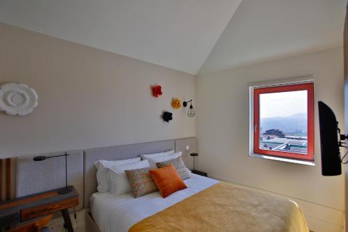 1 dormitorio con cama y ventana en 4CITY FLAT CAMARÃO, en Oporto