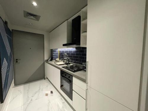 Kuchyň nebo kuchyňský kout v ubytování Fully-furbished, modern apartment in Business Bay.