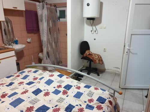 Habitación hospitalaria con cama y silla en Apartmant en Donji Miholjac