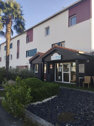 - une vue sur l'avant du bâtiment dans l'établissement Kyriad Direct Agen, à Castelculier