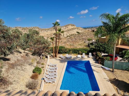 Výhled na bazén z ubytování Casa Gran Mirador - Ruime vakantie villa met groot privé zwembad 8-14 pers nebo okolí