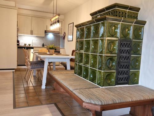 a kitchen and dining room with a large green wall at Schöne Ferienwohnung in Traumlage FeWo SoloHike in Seelisberg