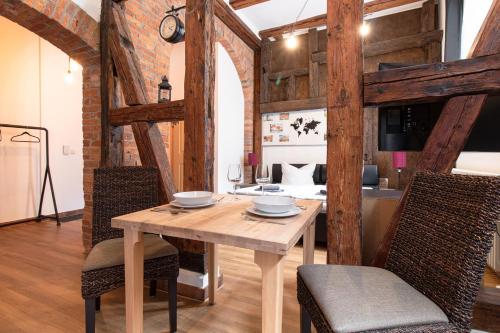 a dining room with a wooden table and chairs at Ferienwohnung Venus in Quedlinburg