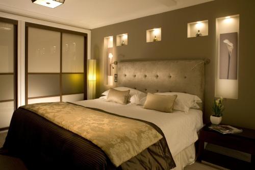ein Schlafzimmer mit einem großen Bett in einem Zimmer in der Unterkunft Beaufort House - Knightsbridge in London
