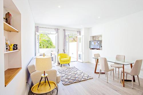 a living room with a dining room table and chairs at Cayres Suites Surdo in Funchal