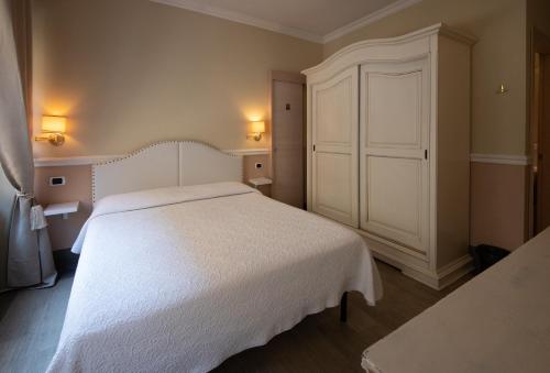 a bedroom with a white bed and a white closet at Bed Bra in Verona