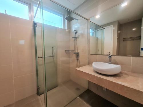 Vannas istaba naktsmītnē KLCC Binjai 8 Premium Soho Apartment by Sarah's Lodge