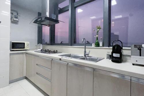 une cuisine avec un évier et une fenêtre dans l'établissement Mian's Creative Space, à Xiamen