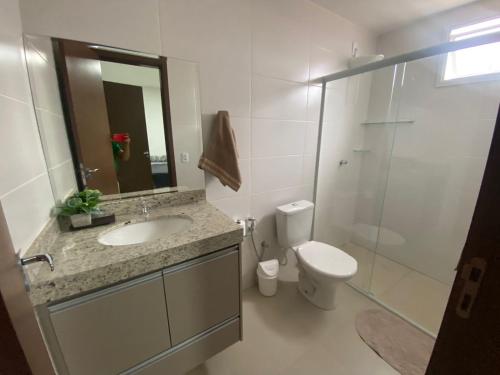 a bathroom with a sink and a toilet and a shower at Apartamento Prox. Unievangelica 201 in Anápolis