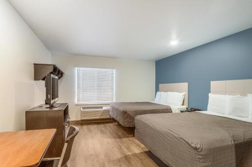 Llit o llits en una habitació de Extended Stay America Select Suites - Firestone