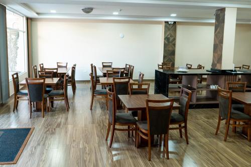 a dining room with wooden tables and chairs at Liebling Hotel Ciudad del Este in Ciudad del Este
