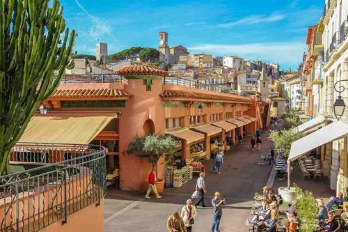 - une vue sur une rue dans une ville avec des gens dans l'établissement Jolie 3 pièces avec terrasse au vieux port, à 2 pas des plages et du palais., à Cannes