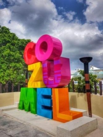 una escultura colorida al lado de una calle en Departamento Paraiso Cozumel en Cozumel