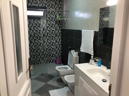 een badkamer met een toilet en een wastafel bij villa blanche tifnit in Tifnit