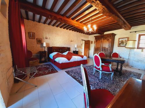 1 dormitorio con 1 cama, mesa y sillas en Junior Suite Triple PMR Résidentielle avec cuisine au Manoir de Mathan à Crépon 5mn d'Arromanches et 10 mn de Bayeux, en Crépon