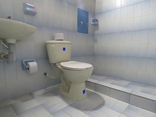 a bathroom with a toilet and a sink at Apartamento Centro San Andrés Islas #4 in San Andrés