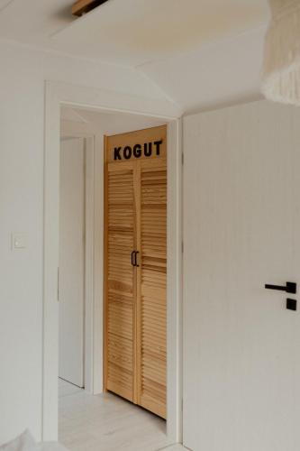a room with a door with the word kotu on it at Lipa pod groniem in Ustroń