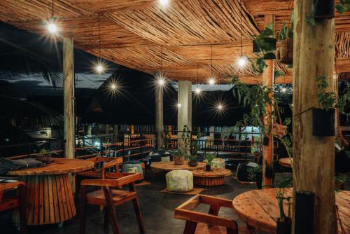 un restaurant avec des tables et des chaises en bois dans une bibliothèque dans l'établissement BaraBara Eat&Sleep - Eco Boutique Hotel, à Paje