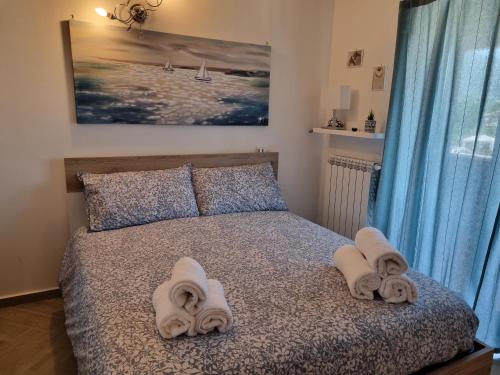 a bedroom with a bed with towels on it at GIULIA'S HOUSE - Natura & Avventura in Castel di Sangro
