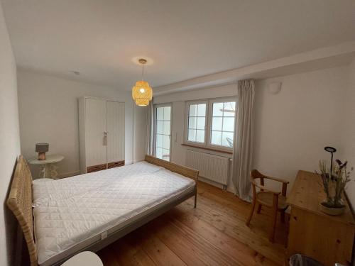 Schlafzimmer mit einem Bett, einem Tisch und einem Fenster in der Unterkunft Das "Sommerhaus" in Bingen am Rhein in Bingen am Rhein