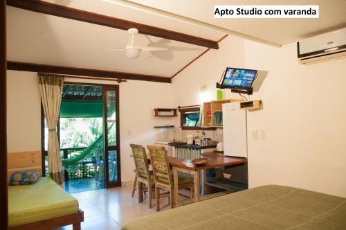 Televisyen dan/atau pusat hiburan di Casa Verde Apart - Apartamentos com cozinha