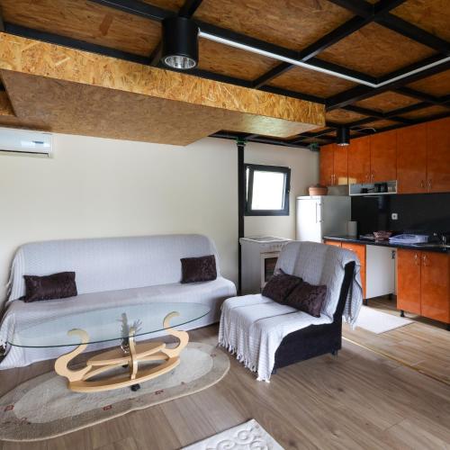 sala de estar con sofá y silla en VILA SMARAGD, en Zvornik