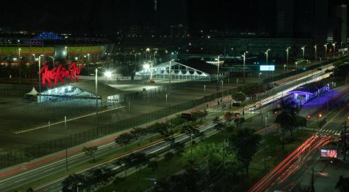 a city street at night with a building and street lights at Venit Mio Hotel in Rio de Janeiro