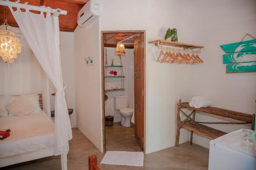 プレアにあるCabaré Du Ventoのベッドルーム(二段ベッド1組付)、バスルームが備わります。