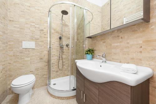 La salle de bains est pourvue d'une douche, d'un lavabo et de toilettes. dans l'établissement White Flat Colosseo, à Rome