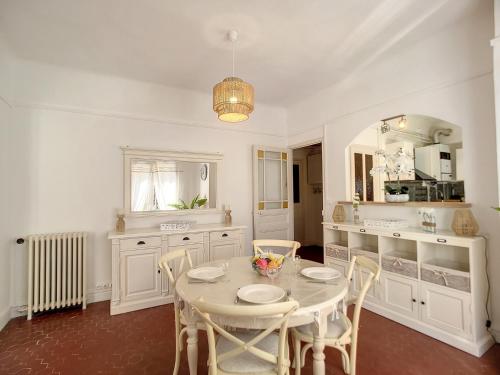 une cuisine avec une table et des chaises dans une pièce dans l'établissement Toulon soleil et douceur II, à Toulon