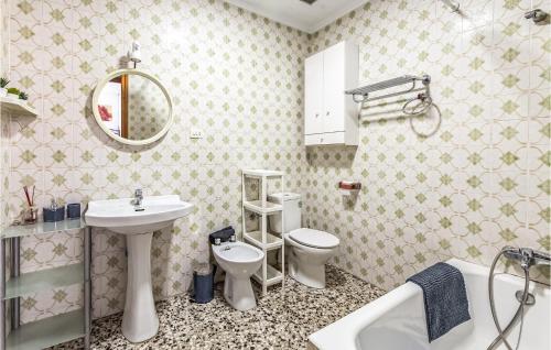 A bathroom at Beautiful Apartment In Camarena De La Sierra With Wifi And 2 Bedrooms