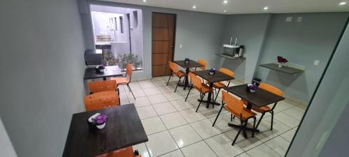 a restaurant with tables and chairs in a room at Hotel Pousadas Club in Sorocaba
