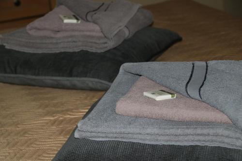 sterta ręczników z baterią na nich w obiekcie Ferienhaus Luci w mieście Quedlinburg