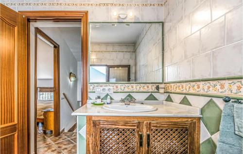 uma casa de banho com um lavatório e um espelho em Pet Friendly Home In Hornachuelos With Kitchen em Hornachuelos