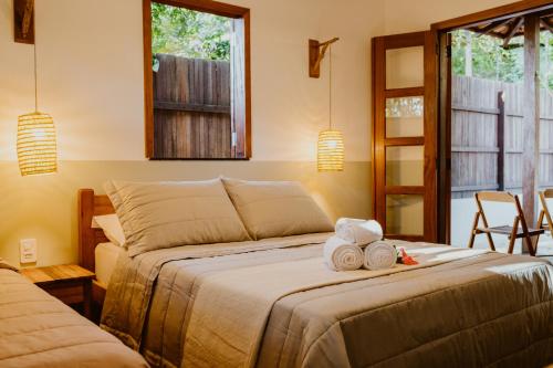 um quarto com uma cama com duas toalhas em Recanto Alter do Chão em Alter do Chão