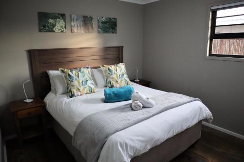 sypialnia z łóżkiem z pluszowym misiem w obiekcie Theescombe Accomodation w mieście Port Elizabeth
