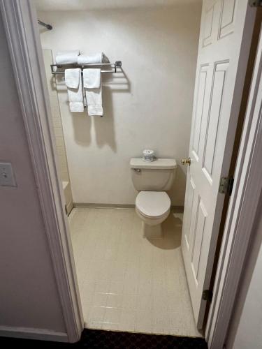 a small bathroom with a toilet and towels at Rodeway Inn - SFI Winnemucca in Winnemucca