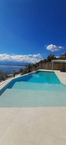 ALBA OCEAN VIEW LUXURY RESIDENCEの敷地内または近くにあるプール