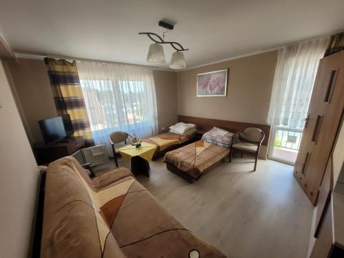 uma sala de estar com um sofá e uma mesa em Dom gościnny Monika em Pobierowo