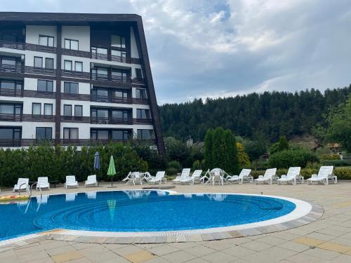 Bazén v ubytování Cosy studios with mountain view near Bansko nebo v jeho okolí