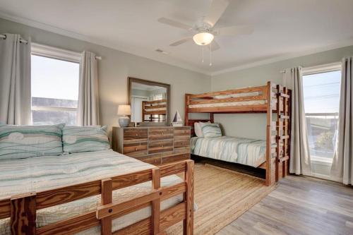 - une chambre avec 2 lits superposés et un miroir dans l'établissement Perfect Prescription, à Surf City