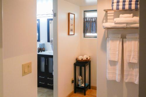 uma casa de banho com lavatório, espelho e toalhas em Tucson Home with BBQ and Patio, 5 Mi to A Mountain! em Tucson