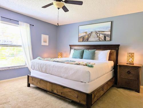 Schlafzimmer mit einem Bett und einem Deckenventilator in der Unterkunft Sea Club Condo #47 in Clearwater Beach