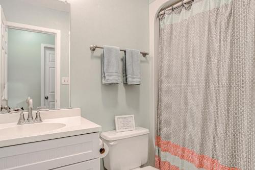 uma casa de banho com um WC, um lavatório e um chuveiro em Carolina Daze em Topsail Beach