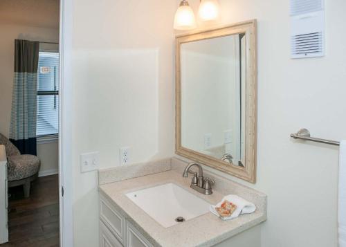 La salle de bains est pourvue d'un lavabo et d'un miroir. dans l'établissement Island Sunrise 563, à Gulf Shores